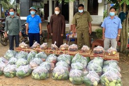 Chùa Phổ Đà thăm, tặng quà các hộ dân trong khu phong tỏa
