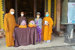 Chùa An Long trao quà đến các hộ nghèo, cận nghèo ở xã Mỹ An Hưng A, huyện Lấp Vò
