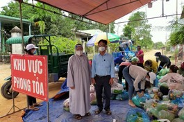 Chùa Quảng Chánh tặng quà đến bà con trong khu vực phong tỏa phòng Covid-19