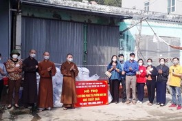 Quỹ Thiện tâm Minh Thức tặng quà người dân khu phong tỏa TP.Tam Điệp