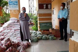 Chùa Phổ Tịnh tặng quà đến bà con khu phong tỏa phòng chống dịch Covid-19