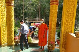 Chùa Chông Mê So Thmây hỗ trợ gạo cho các gia đình trong khu phong tỏa phòng chống dịch Covid-19