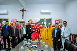 Quảng Ninh: Ban Trị sự Phật giáo tỉnh chúc mừng Giáng sinh tại Giáo xứ Hòn Gai