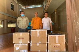 Tặng quà hỗ trợ người dân cách ly tại nhà ở xã Ia Hrung, huyện Ia Grai, Gia Lai