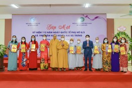 Thượng tọa Thích Thọ Lạc và lãnh đạo huyện Kim Sơn tặng quà đến chư Ni và phụ nữ huyện