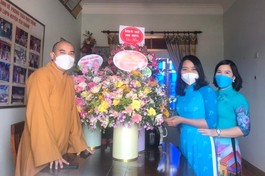 Thăm và tặng hoa chúc mừng Hội Liên hiệp Phụ nữ huyện Yên Thành