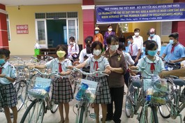 Quỹ Tương trợ Việt Nam tặng hệ thống lọc nước, quà và xe đạp
