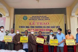 Đoàn từ thiện trao bảng tượng trưng tặng 5 ngôi nhà tình thương cho các hộ dân có hoàn cảnh đặc biệt khó khăn