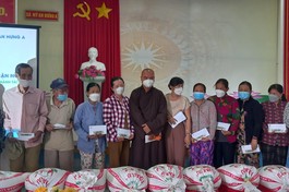 Đồng Tháp: Phật giáo huyện Châu Thành tặng quà hộ nghèo