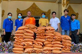 Trà Vinh: Chùa Prây Vo tặng quà người già neo đơn, người bệnh có hoàn cảnh khó khăn