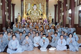 Phái đoàn cúng dường chụp ảnh lưu niệm tại trường hạ chùa Từ Hạnh (quận Bình Tân, TP.HCM)
