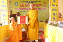 Thượng tọa Thích Tĩnh Triệt đã trao quyết định bổ nhiệm trụ trì tịnh xá Ngọc Thanh đến Sư cô Thích nữ Tịnh Liên