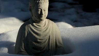 Giữa đêm khuya thanh tịnh ngày Phật Thành đạo, ngoài kia những hoa tuyết đang rơi, Huy ngồi như dáng Phật ngồi, thở nhẹ thở sâu, mỉm cười như Phật đang cười... Huy thấy Phật gần gũi quá đỗi. 