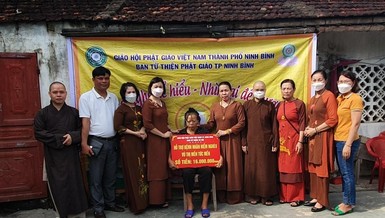 Ban Từ thiện - Xã hội Phật giáo TP.Ninh Bình trao tiền hỗ trợ bệnh nhân mắc bệnh hiểm nghèo