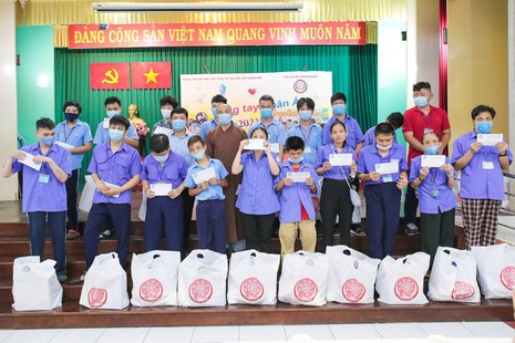 Câu Lạc bộ Hạnh Nguyện thực hiện “Vòng tay nhân ái - trao gửi yêu thương” đến các em khuyết tật