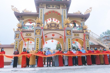 Chùa Thông cắt băng lễ khánh thành cổng tam quan, tháp Phật và lầu Quan Âm