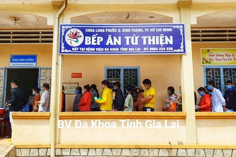 Bếp cơm từ thiện của chùa Long Phước tại BV.Đa khoa tỉnh Gia Lai - Ảnh: Lê Nam
