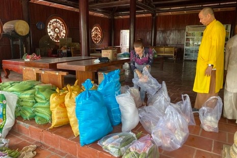 Ban Trị sự GHPGVN huyện Xuyên Mộc chuẩn bị quà hỗ trợ các tự viện khó khăn trên địa bàn huyện