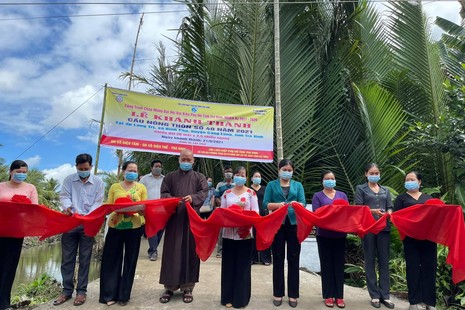 Đại đức Thích Minh Trí cùng Hội Liên hiệp Phụ nữ tỉnh Trà Vinh cắt băng khánh thành cầu số 40 - Ảnh: L.B