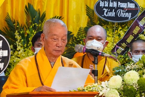 Trưởng lão Hòa thượng Thích Trí Quảng đọc lời tưởng niệm Đức Pháp chủ GHPVN - Đại lão Hòa thượng Thích Phổ Tuệ tại lễ truy điệu sáng nay, 24-10 - Ảnh: Bảo Trinh