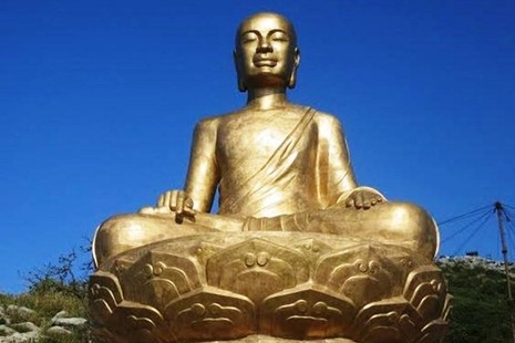 Tôn tượng Đức Phật hoàng – Trần Nhân Tông tại Yên Tử (Quảng Ninh)