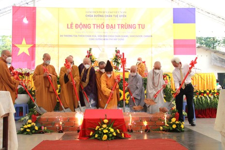 Chư tôn đức giáo phẩm, khách quý thực hiện nghi thức động thổ, đại trùng tu Dưỡng Chân Tuệ Uyển
