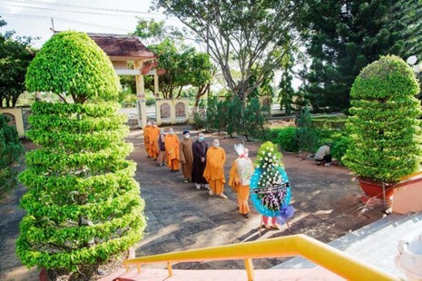 Chư tôn đức Tăng, Ni dâng hoa tại đền tưởng niệm