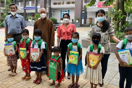 Thượng tọa Thích Thiện Thuận tặng quà cho học sinh nghèo bị ảnh hưởng bởi dịch bệnh Covid-19