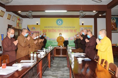 Chư tôn đức niệm Phật cầu gia hộ trước khi tiến hành phiên họp