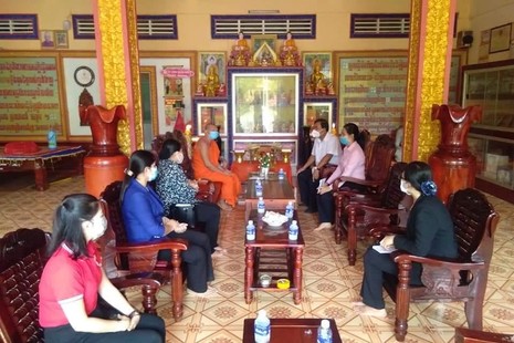 Lãnh đạo tỉnh Trà Vinh tặng quà các chùa Phật giáo Nam tông Khmer