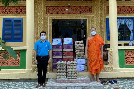 Lãnh đạo Tỉnh đoàn Trà Vinh thăm và hỗ trợ nhu yếu phẩm chùa Bãi Xào Giữa