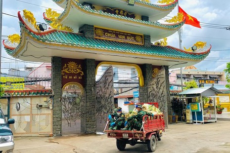 Chùa Vạn Đức hỗ trợ trao tặng 1.500 túi quà an sinh xã hội đến người dân khó khăn
