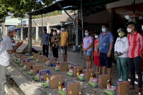 Chùa Tâm Thành tặng quà đến các công nhân thất nghiệp ở trọ