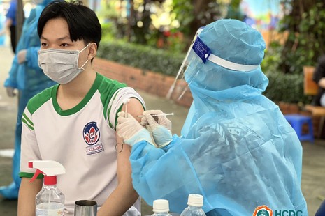 Nhân viên y tế tiêm vắc-xin phòng Covid-19 cho học sinh