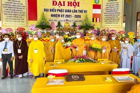 Tân Ban Trị sự Phật giáo huyện Ninh Hải nhiệm kỳ 2021-2026 ra mắt tại đại hội và nhận hoa chúc mừng