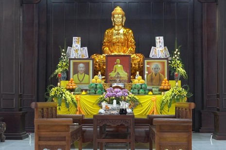 Lễ đài học viện tôn trí di ảnh Đức vua - Phật Hoàng Trần Nhân Tông, Đức Pháp chủ GHPGVN và Trưởng lão Hòa thượng Thích Thanh Tứ