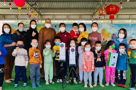 Chùa Giác Ngạn tặng máy sát khuẩn tự động cho các trường học, cơ sở y tế...