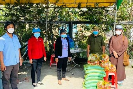 Chùa Long Phước hỗ trợ quà đến người dân khu phong tỏa