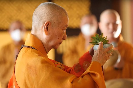 [Video] Trang nghiêm lễ khai đàn, trì tụng kinh Dược Sư tại chùa Huê Nghiêm