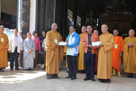 Chư vị giáo phẩm lãnh đạo Trung ương GHPGVN trong một lần thăm và chia sẻ với nhân dân nước bạn Lào