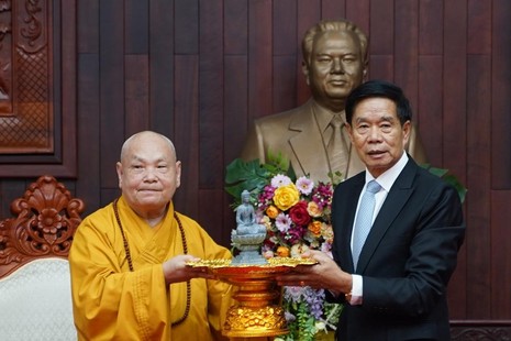 Hòa thượng Thích Thiện Nhơn tặng pho tượng Phật Tích đến ông Sinlavong Khoutphaythoune, Ủy viên Bộ Chính trị Đảng Nhân dân Cách mạng Lào, Chủ tịch Ủy ban Trung ương Mặt trận Lào Xây dựng đất nước - Ảnh: Bảo Trinh/BGN