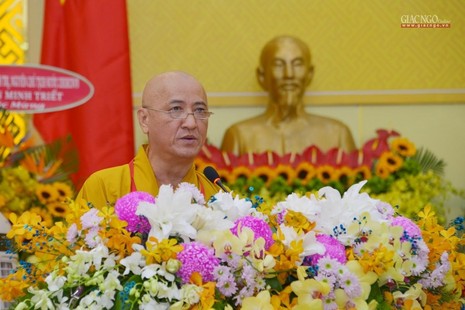 Hòa thượng Thích Huệ Thông phát biểu trong Đại hội đại biểu Phật giáo tỉnh Bình Dương nhiệm kỳ 2022-2027 - Ảnh: Bảo Toàn