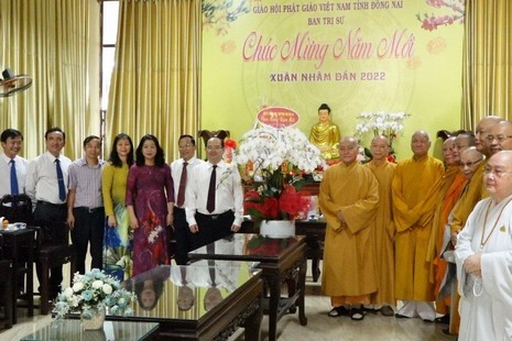 Đoàn lãnh đạo Tỉnh ủy tặng hoa chúc mừng Xuân Nhâm Dần đến Ban Trị sự tỉnh