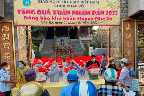 Ni trưởng Thích nữ Như Thảo trao 400 phần quà Tết đến bà con khó khăn