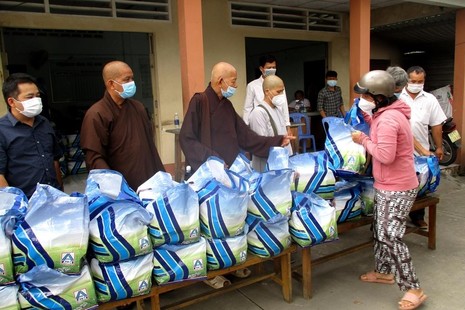 Chùa Phước Lâm tặng 770 phần quà Tết cho hộ nghèo trong huyện