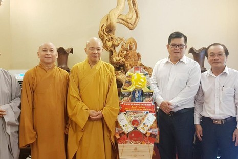 Đoàn Ủy ban MTTQVN TP.HCM thăm trường hạ chùa Vĩnh Phước, quận 12 - Ảnh: P.Tường