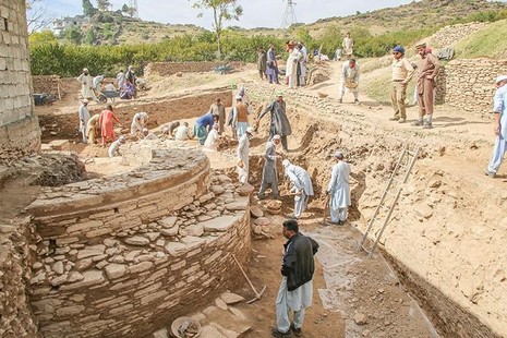 Các nhà khảo cổ học đang khai quật ngôi chùa cổ tại Bazira, Pakistan
