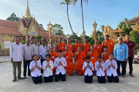 Ban Tổ chức chụp hình lưu niệm cùng các thí sinh tại chùa