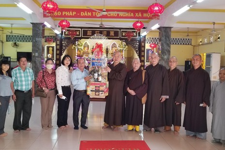 Lãnh đạo quận 8 chúc mừng năm mới Ban Trị sự Phật giáo quận tại chùa Long Hoa