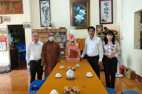 Ban Dân vận Thành ủy TP.HCM chúc Tết Ban Trị sự Phật giáo huyện Cần Giờ